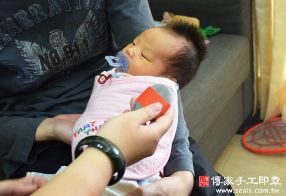 陳寶寶(台中西屯區到府嬰兒寶寶滿月剃頭理髮、免費到府嬰兒剃胎毛儀式吉祥話)。到府剃頭剃胎毛主持、專業拍照、DVD光碟、證書。★購買「臍帶章、肚臍章、胎毛筆刷印章」贈送：剃頭、收涎、抓周，三選一。2015.11.26 照片5